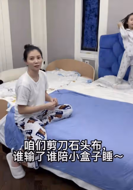 奧運冠軍何姿老公當志願者,穿防護服認不出,女兒默默陪伴太暖心