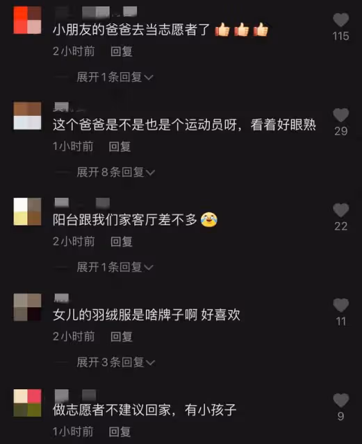 奧運冠軍何姿老公當志願者,穿防護服認不出,女兒默默陪伴太暖心