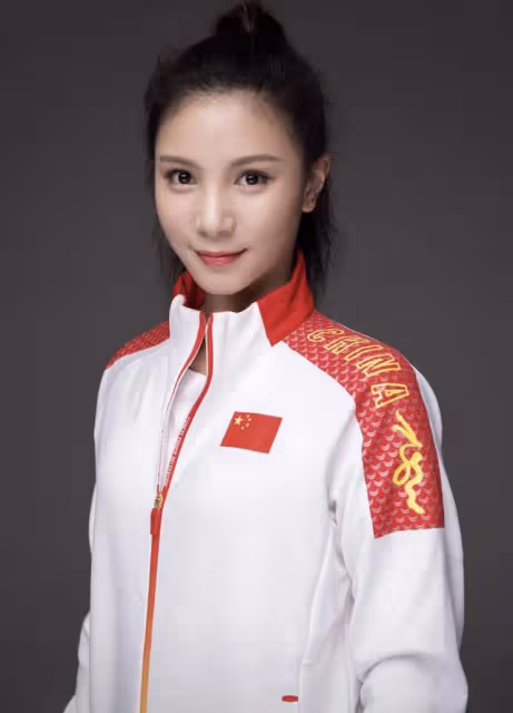 奧運冠軍何姿老公當志願者,穿防護服認不出,女兒默默陪伴太暖心