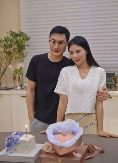 奧運冠軍何姿老公當志願者,穿防護服認不出,女兒默默陪伴太暖心