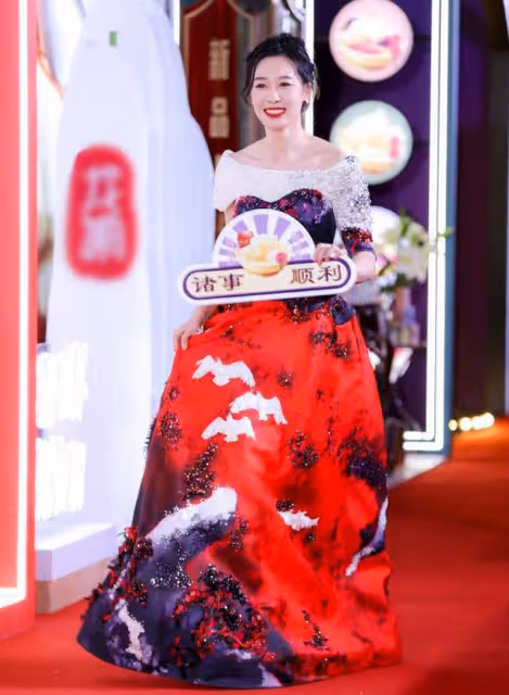 年末紅毯太養眼!61歲惠英紅穿緊身裙秀身姿,26歲女星美如白天鵝