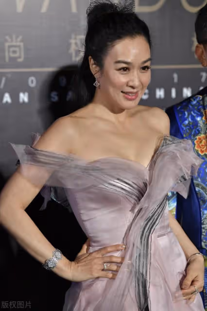 鍾麗緹太絕了吧，粉色長裙既像蝴蝶又像金魚，設計師太厲害了！