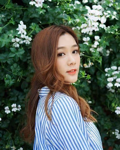 生活富貴!TVB女神小花窗台前大秀美腿,窗外壯觀山景也盡收眼底