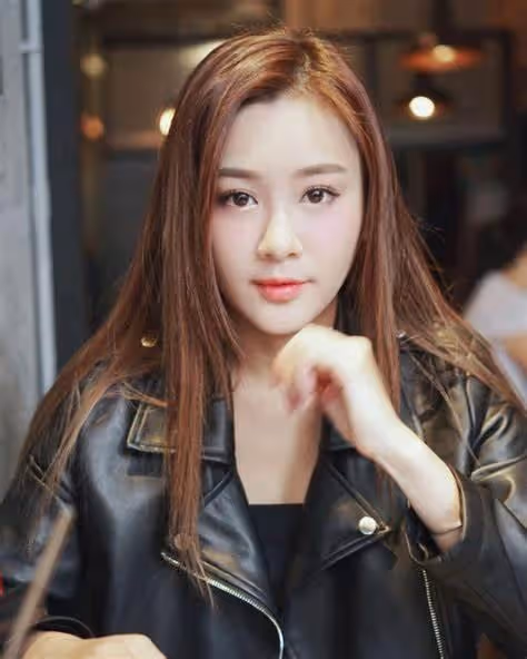 生活富貴!TVB女神小花窗台前大秀美腿,窗外壯觀山景也盡收眼底