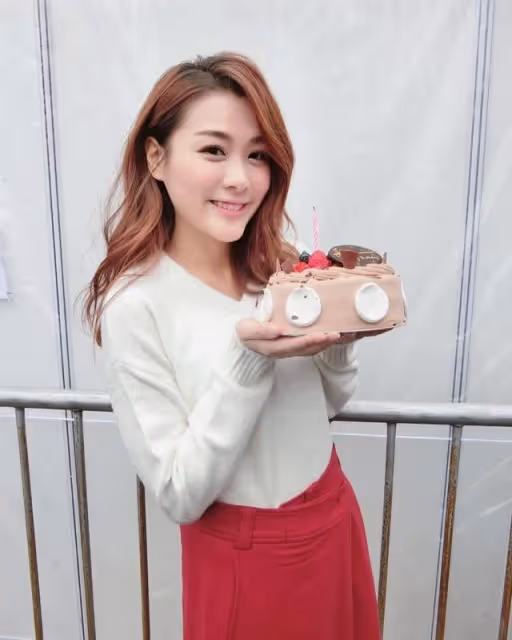 生活富貴!TVB女神小花窗台前大秀美腿,窗外壯觀山景也盡收眼底