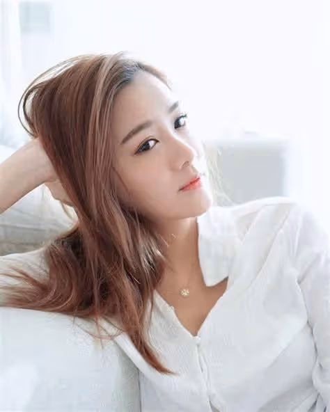 生活富貴!TVB女神小花窗台前大秀美腿,窗外壯觀山景也盡收眼底