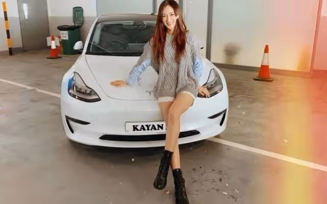 生活富貴!TVB女神小花窗台前大秀美腿,窗外壯觀山景也盡收眼底
