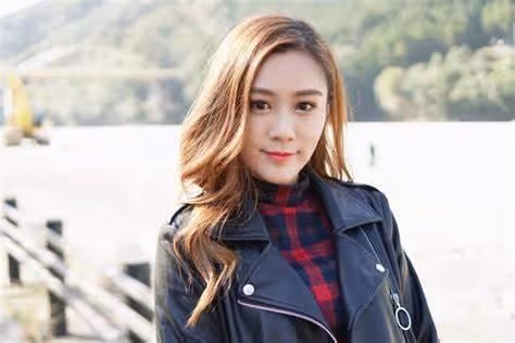生活富貴!TVB女神小花窗台前大秀美腿,窗外壯觀山景也盡收眼底