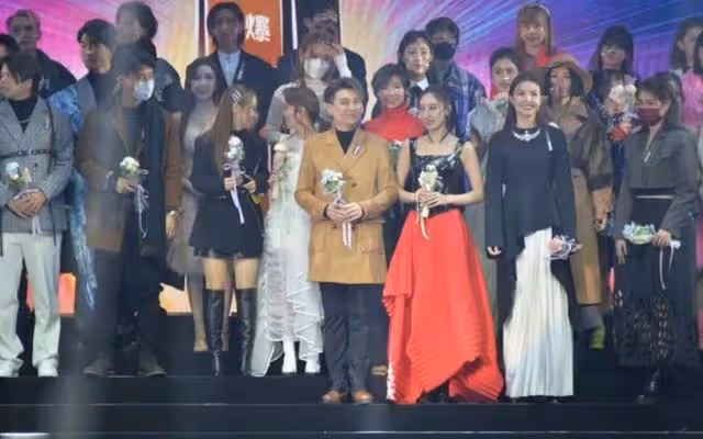 好Man!香港女歌手頒獎禮突然暈倒,獲TVB視帝公主抱回後台休息