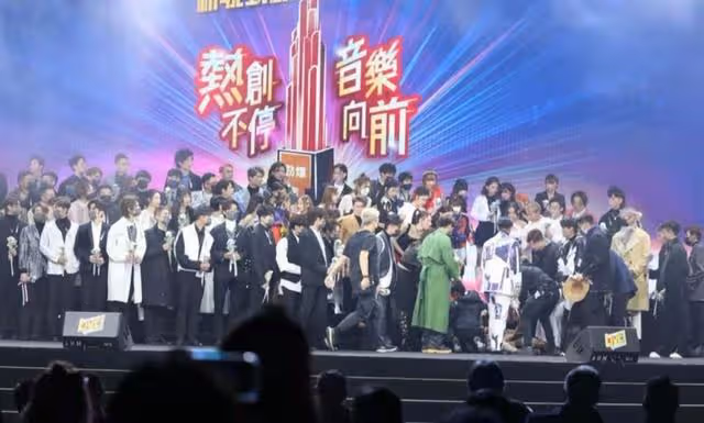 好Man!香港女歌手頒獎禮突然暈倒,獲TVB視帝公主抱回後台休息