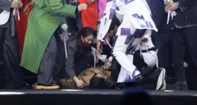 好Man!香港女歌手頒獎禮突然暈倒,獲TVB視帝公主抱回後台休息