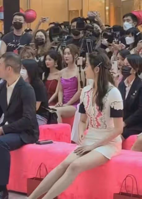 關曉彤和娜扎同框，明明兩人都未結婚，但一個像女人一個像女孩！