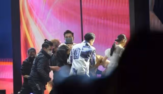 好Man!香港女歌手頒獎禮突然暈倒,獲TVB視帝公主抱回後台休息