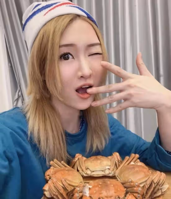 好Man!香港女歌手頒獎禮突然暈倒,獲TVB視帝公主抱回後台休息