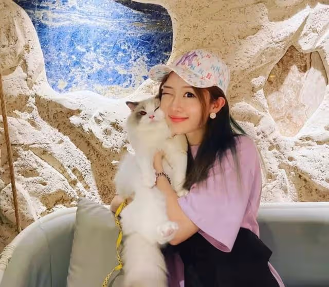 好Man!香港女歌手頒獎禮突然暈倒,獲TVB視帝公主抱回後台休息