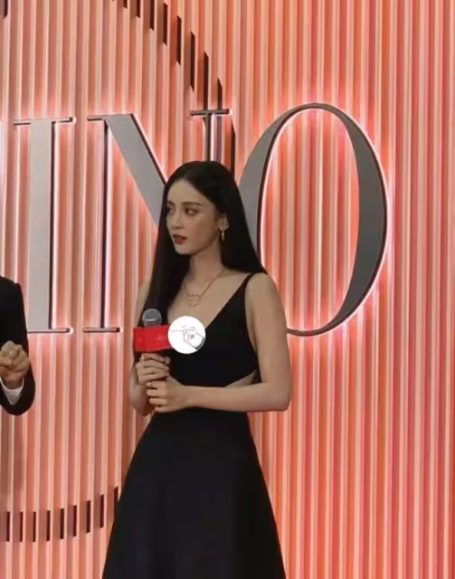 關曉彤和娜扎同框，明明兩人都未結婚，但一個像女人一個像女孩！