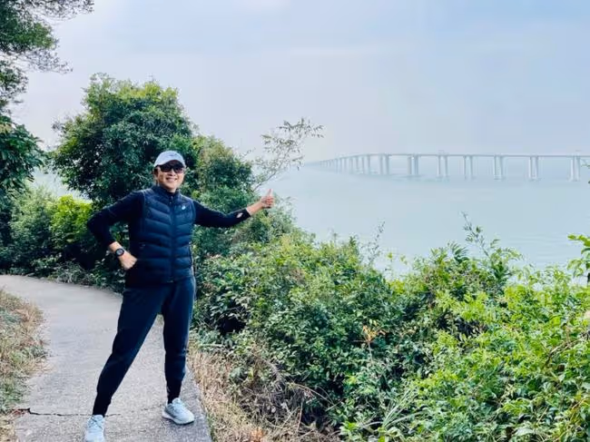 63歲陳秀珠罕露面,與22歲兒子爬山精神好,拒絕告知其生父身份