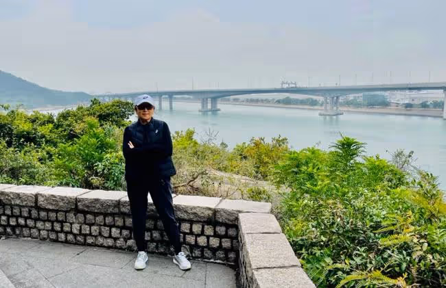 63歲陳秀珠罕露面,與22歲兒子爬山精神好,拒絕告知其生父身份