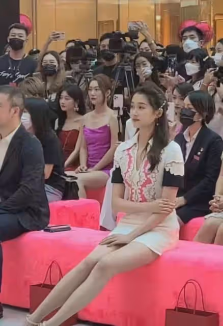 關曉彤和娜扎同框，明明兩人都未結婚，但一個像女人一個像女孩！