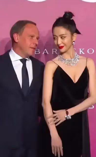 離婚後的佟麗婭越發自信，與外國佬談笑風生，資源不斷狂吸金