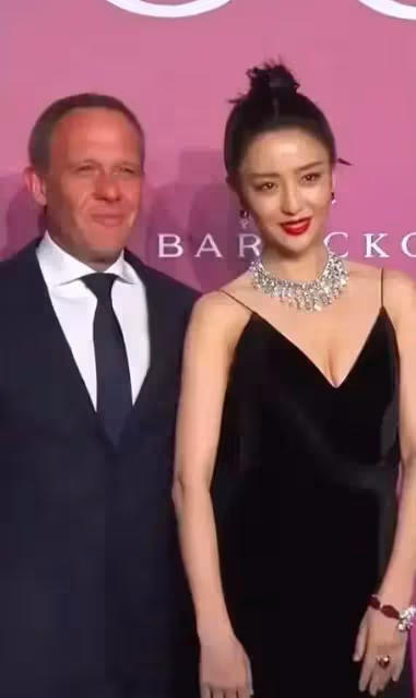 離婚後的佟麗婭越發自信，與外國佬談笑風生，資源不斷狂吸金