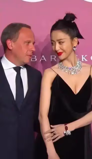 離婚後的佟麗婭越發自信，與外國佬談笑風生，資源不斷狂吸金