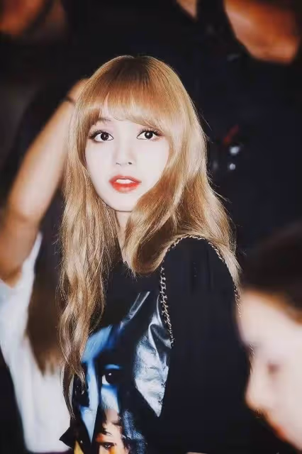 心疼Lisa,登頂全球最美top1,網友卻不買帳:水分太大