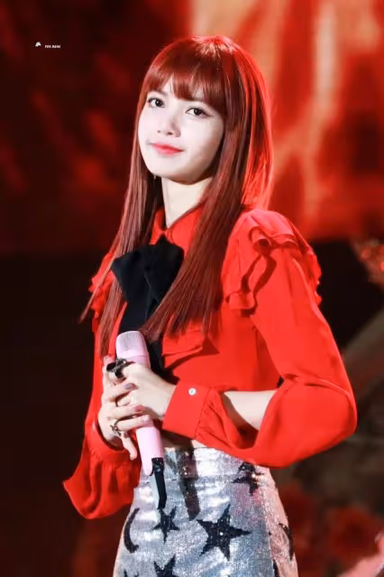 心疼Lisa,登頂全球最美top1,網友卻不買帳:水分太大