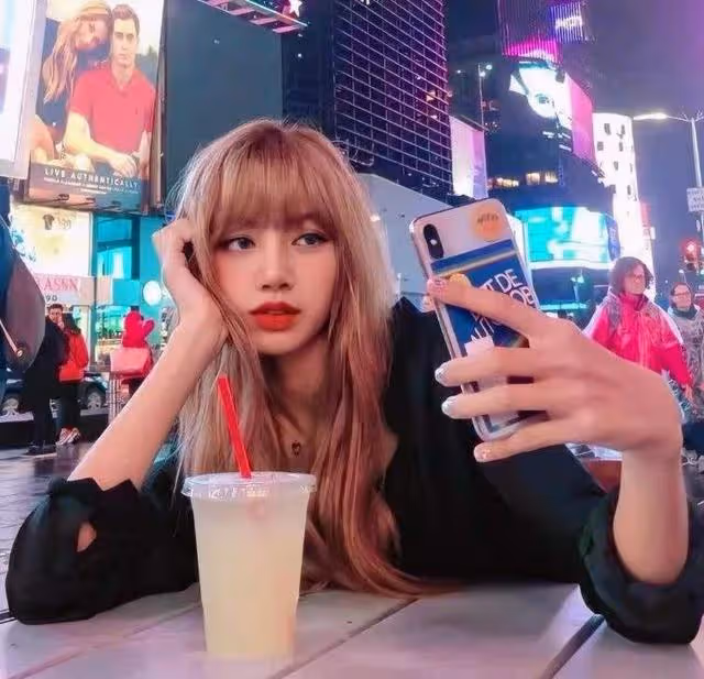 心疼Lisa,登頂全球最美top1,網友卻不買帳:水分太大
