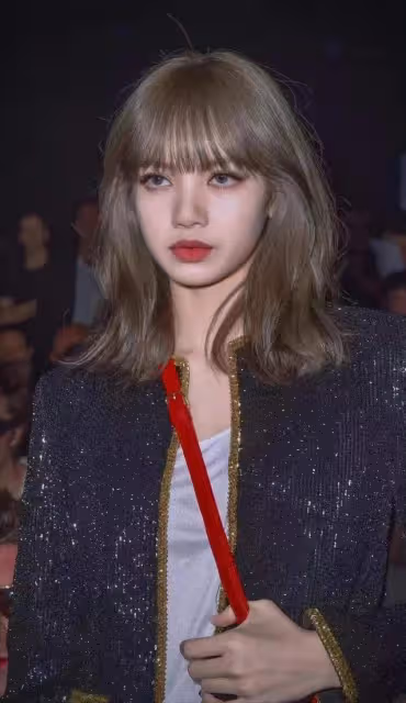 心疼Lisa,登頂全球最美top1,網友卻不買帳:水分太大