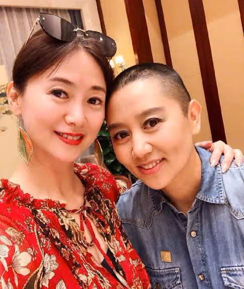 徐錦江翁虹再相聚，千里奔赴助陣事業，夜宿徐家感情深厚似家人
