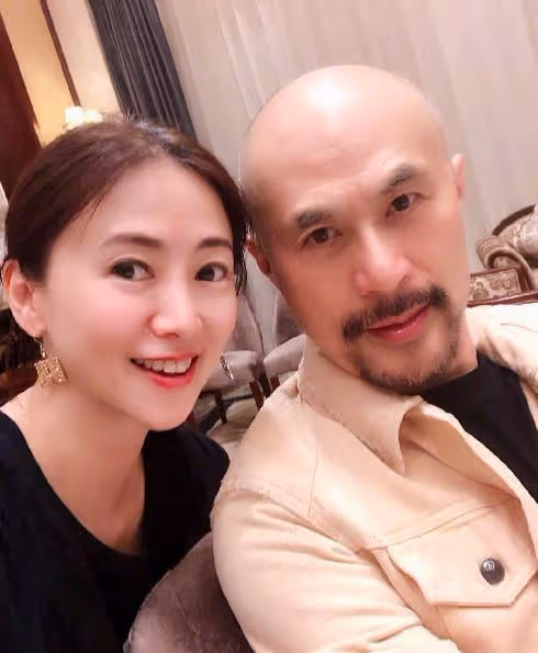徐錦江翁虹再相聚，千里奔赴助陣事業，夜宿徐家感情深厚似家人