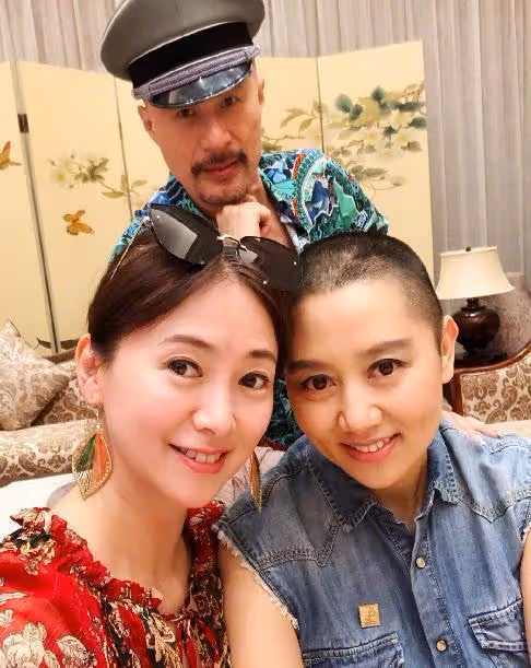 徐錦江翁虹再相聚，千里奔赴助陣事業，夜宿徐家感情深厚似家人