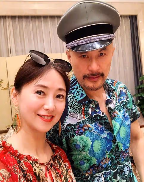 徐錦江翁虹再相聚，千里奔赴助陣事業，夜宿徐家感情深厚似家人