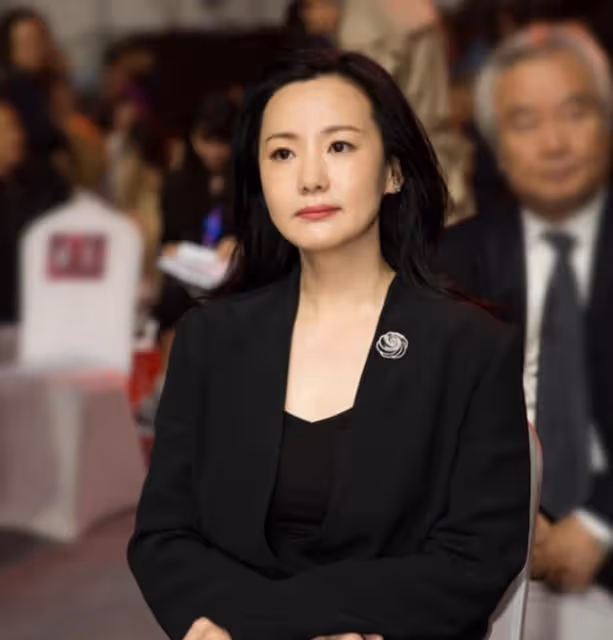 陪陳道明8年不求名分,擁有2億身家,轉身嫁給王菲初戀成人生贏家