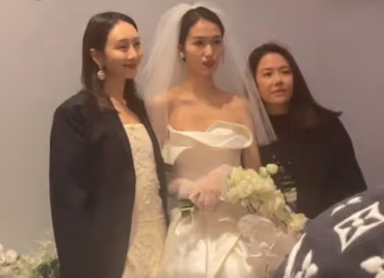 王鷗攜何九華出席妹妹婚禮,身材走樣發福嚴重,被網友質疑懷孕