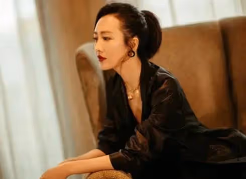 王鷗攜何九華出席妹妹婚禮，身材走樣發福嚴重，被網友質疑懷孕