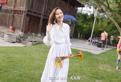 王鷗攜何九華出席妹妹婚禮，身材走樣發福嚴重，被網友質疑懷孕