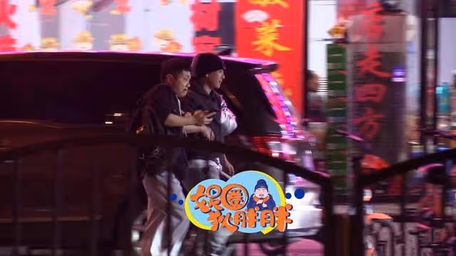 32歲男星離婚後深夜買醉,被兩好友攙扶著走路,腿腳不穩走路搖晃