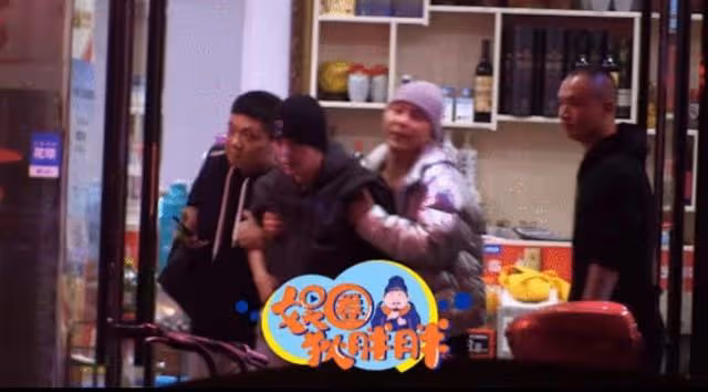 32歲男星離婚後深夜買醉,被兩好友攙扶著走路,腿腳不穩走路搖晃