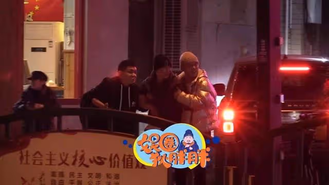 32歲男星離婚後深夜買醉,被兩好友攙扶著走路,腿腳不穩走路搖晃