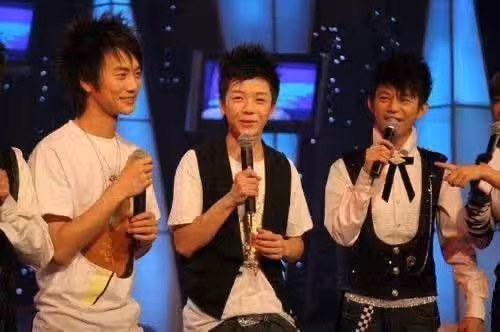 32歲男星離婚後深夜買醉,被兩好友攙扶著走路,腿腳不穩走路搖晃