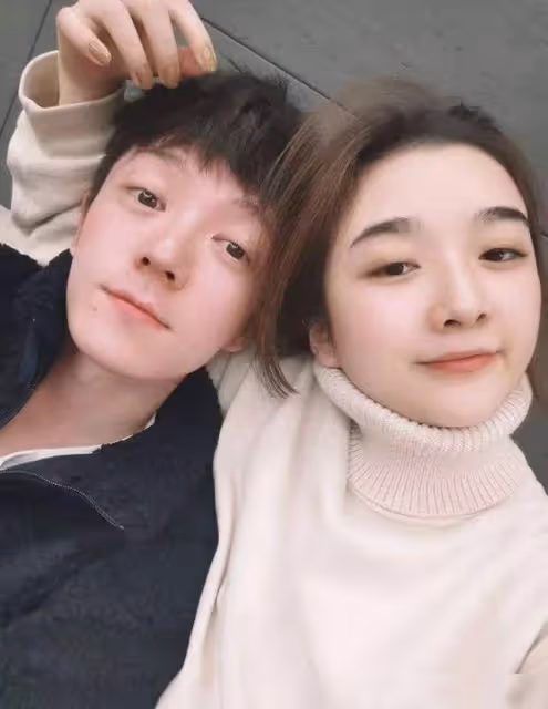 32歲男星離婚後深夜買醉,被兩好友攙扶著走路,腿腳不穩走路搖晃