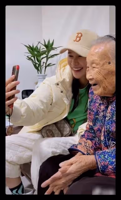 40歲港星回汕尾老家,和家人探望102歲婆婆,逛路邊攤被求偶遇