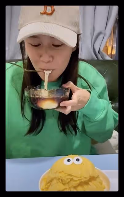 40歲港星回汕尾老家,和家人探望102歲婆婆,逛路邊攤被求偶遇