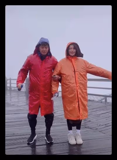 40歲港星回汕尾老家,和家人探望102歲婆婆,逛路邊攤被求偶遇