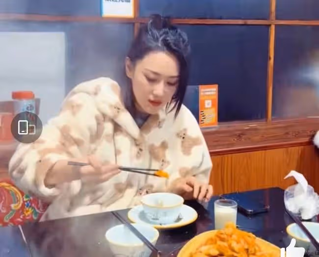 張馨予吃鐵鍋燉,中途被拔絲地瓜燙到叫喚,咬了半口趕忙就吐了
