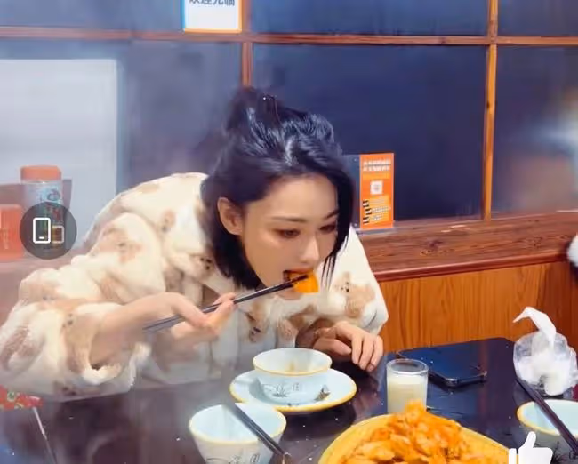 張馨予吃鐵鍋燉,中途被拔絲地瓜燙到叫喚,咬了半口趕忙就吐了