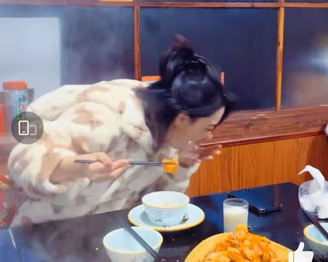 張馨予吃鐵鍋燉,中途被拔絲地瓜燙到叫喚,咬了半口趕忙就吐了