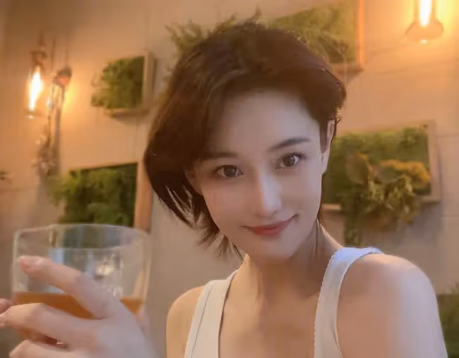 張馨予吃鐵鍋燉,中途被拔絲地瓜燙到叫喚,咬了半口趕忙就吐了